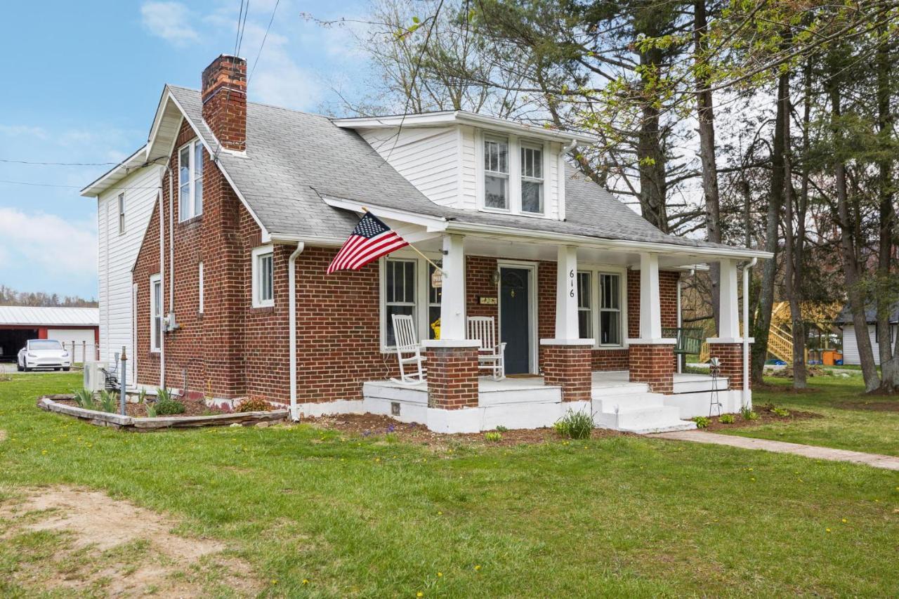 Charming 4 Bedroom Farmhouse With Large Backyard For Entertaining Mountain City 外观 照片