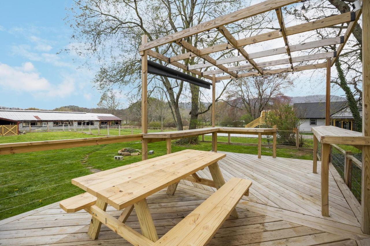 Charming 4 Bedroom Farmhouse With Large Backyard For Entertaining Mountain City 外观 照片