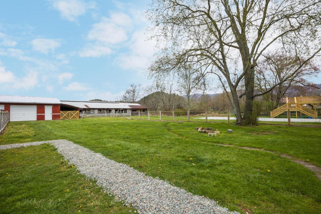 Charming 4 Bedroom Farmhouse With Large Backyard For Entertaining Mountain City 外观 照片